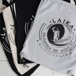 Taschen, Beutel, schwarz, weiß, creme mit Astronaut im Logo drauf Laika Glitzermate, Corporate Design, Branding