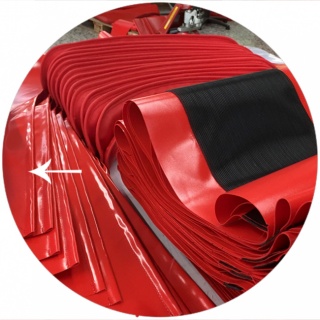 Kohlhof, Raumstruktur, Arbeitsablauf rotes Plastik, aufeinander, ineinander verschlungen liegend, mit weißem Zurückpfeil