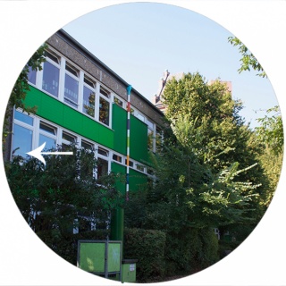 Hauskonzept Schule Brehmweg, Hamburg Grundschule Brehmweg, grünes Gebäude, seitlich mit Flucht nach hinten