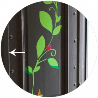 Hausgestaltungskonzept, Mehrgenerationenhaus, Wandgestaltung, Hamburg schwarzes Holz, darauf rankende Pflanze gemalt in grün, mit weißem Zurückpfeil