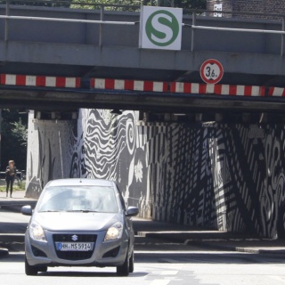 Auto im Vordergrund, Hintergrund, Muster auf Großfläche Stadtteilschule Eidelstedt, Logogestaltung, Werbefläche, Stadt