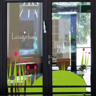 Raumansicht, Glastür mit Blumenzeichnung Grundschulgestaltung, Kinderzeichnungen, Lesegarten innen